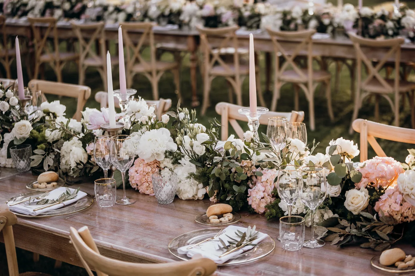 Hochzeit in Italien – gedeckte Tafel unter freiem Himmel