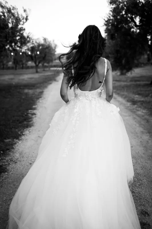 Hochzeit in Apulien – Braut im Brautkleid von hinten