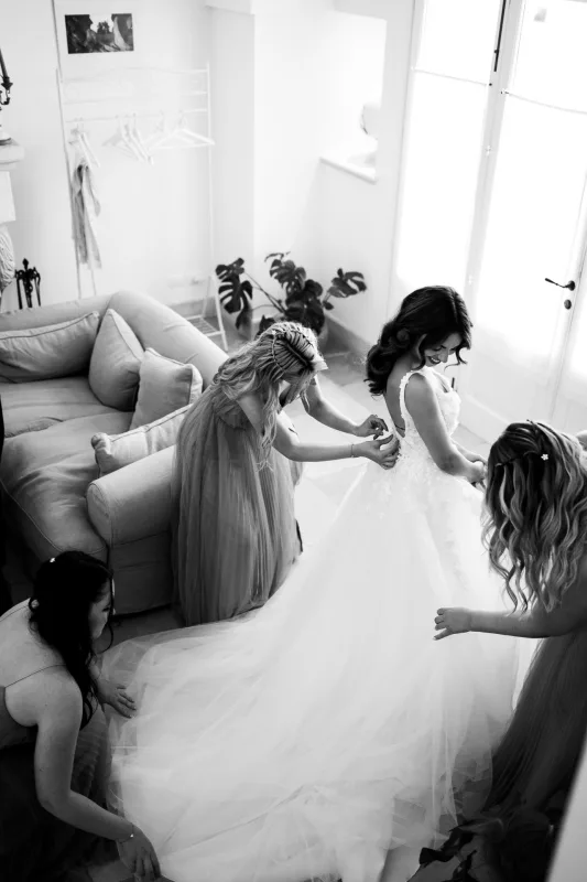 Hochzeit in Apulien – Brautjungfern helfen beim Ankleiden