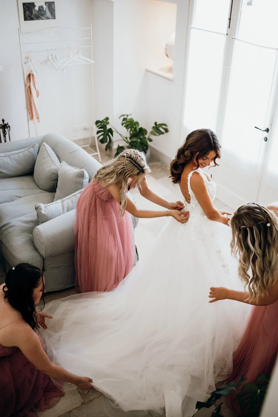 Hochzeit in Apulien – letzte Handgriffe am Kleid