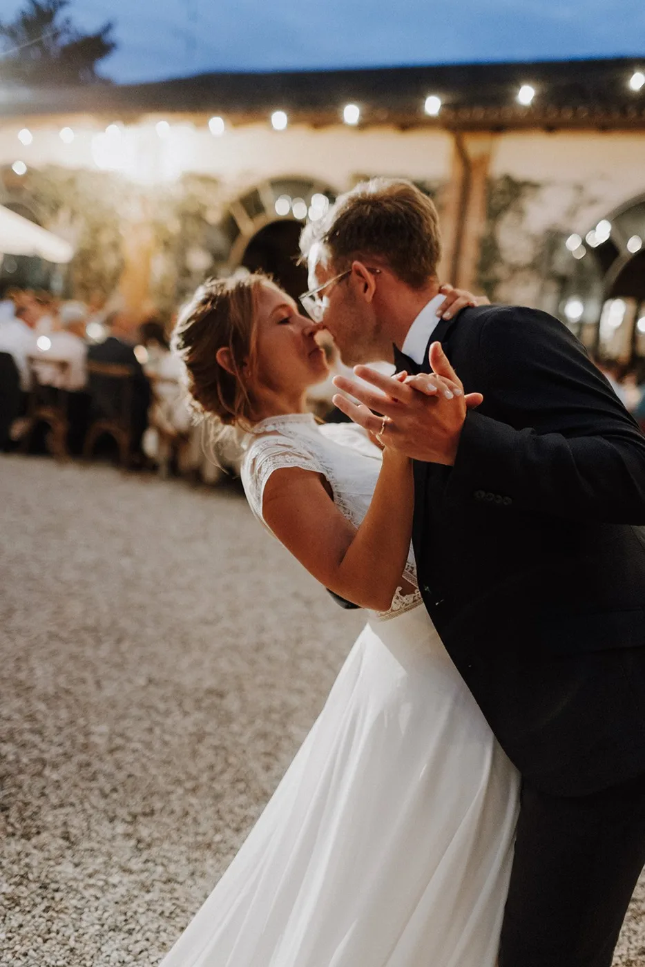 Hochzeit in Italien – Brautpaar beim ersten Tanz
